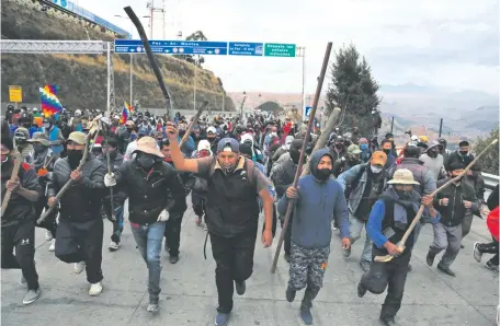  ??  ?? Seguidores del partido MAS, del expresiden­te Evo Morales, bloquean las calles de Bolivia, en reclamo por elecciones. (AFP)