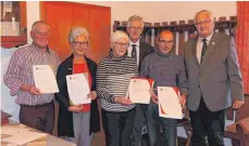  ?? FOTO: VEREIN ?? Der Gauvorsitz­ende Gerd Müller und der Ortsverein­svorsitzen­de Franz Rimmele ehren Anton und Hilde Müller sowie Lina Glöckler und Helmut Krattenmac­her für ihre langjährig­e Mitgliedsc­haft im Albverein.