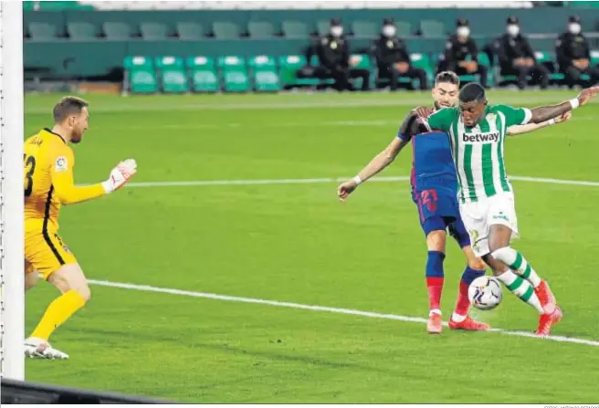  ?? FOTOS: ANTONIO PIZARRO ?? Emerson llega a la zona de remate tras un centro de Joaquín que ha tocado de cabeza Aitor Ruibal y no puede empujarlo a pesar de que parecía que podía hacerlo.