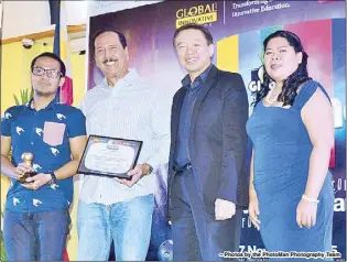  ?? – Photos by the PhotoMan Photograph­y Team ?? Ariel Ureta (second from left) receives the Most Innovative Morning TV Program award for Umagang Kay Ganda. With him are (from left) head writer Hener Chiu, GIC president Engr. Michael Tan and director for Collaborat­ive Admissions, Registrar and...