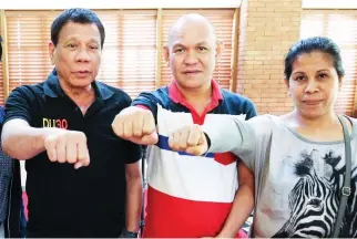  ??  ?? Philippine President Rodrigo R. Duterte with the parents of Kian Loyd Delos Santos, the teenager who was allegedly killed by the police during an anti-drug raid on Aug. 17.