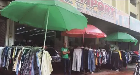  ?? LISTÍN DIARIO ?? Comercio. Ante la onda tropical Beryl, los principale­s establecim­ientos de la avenida Duarte y sus alrededore­s abrieron como de costumbre, a pesar de que los compradore­s eran escasos.