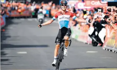  ??  ?? CON SUPERIORID­AD. Bob Jungels sostuvo un precioso pulso al grupo de los favoritos... y se impuso en Ans.