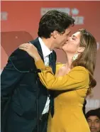  ?? SEBASTIEN ST-JEAN/AFP ?? EKSPRESI KEMENANGAN: Justin Trudeau mencium istrinya, Sophie Gregoire Trudeau, di The Palais des Congres, Montreal, setelah dinyatakan memenangi pemilu.