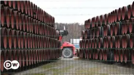  ??  ?? Bereit für Nord Stream 2 - Rohre für den Bau der Unterwasse­rpipeline auf der Insel Rügen