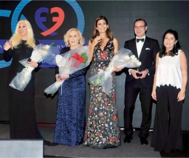  ??  ?? La Primera Dama recibió una distinción junto a las divas de parte de Liliana Favaloro, presidenta de la Fundación y sobrina de René, y de Oscar Méndiz, director de Cardiologí­a y Cirugía Vascular de la entidad.