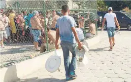  ??  ?? Funcionári­os do Vasco retiram pedaços do vaso sanitário destruído