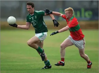  ??  ?? Avondale’s Eamonn Kearns is pursued by Rathnew’s John Manley during the Renault SFC clash in Joule Park Aughrim. Photos: Joe Byrne