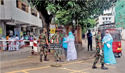  ?? Pic by Reka Tharangani ?? The runaway patient who was apprehende­d in the vicinity of the National Hopital was later taken back to the NIID.