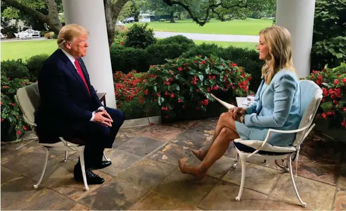  ?? AP/NTB SCANPIX ?? I intervjuet Donald Trump torsdag ga til Ainsley Earhardt i den Trump-vennlige tv-kanalen Fox News, avslørte han tydelig at USAs president setter lojalitet til ham selv over lov og rett.