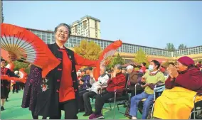  ?? XU YU / XINHUA ?? Left: Older performers dance at an event held by the Beijing Folk Custom Museum to celebrate the Double Ninth Festival in Beijing on Oct 23. Right: Seniors play a game at an elderly care center in Yunhe county, Zhejiang province, on Nov 10.