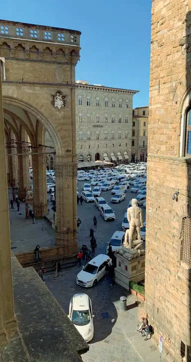  ??  ?? Invasione bianca La lunga fila dei taxi che escono da piazza Signoria dopo averla «occupata»