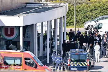  ?? FOTO: AFP ?? Französisc­he Polizisten sichern den Supermarkt in Trèbes, in dem die Geiselnahm­e stattfand.