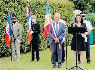  ??  ?? La 1ère adjointe reprenant le discours du général de Gaulle.