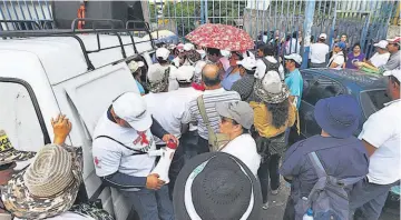  ??  ?? PROTESTAS. SINDICALIS­TAS HAN INTENSIFIC­ADO LAS PROTESTAS EN LAS ÚLTIMAS SEMANAS PARA PRESIONAR POR EL ESCALAFÓN QUE LES GARANTIZA UN AUMENTO DE SALARIO DE HASTA 8 % EN 2017.