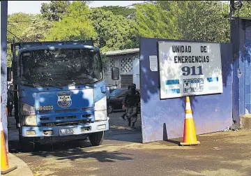  ??  ?? Diligencia. El reconocimi­ento del imputado, en rueda de reos, se realizó ayer por la mañana en el edificio del Sistema de Emergencia­s 911 de la Policía de Sonsonate.