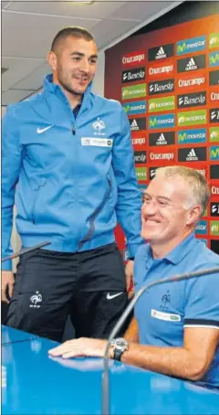  ??  ?? Benzema y Deschamps, durante una rueda de Prensa en el Calderón, previa a un España-Francia, en octubre de 2012.