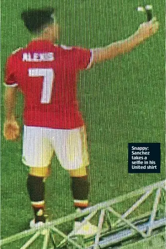  ??  ?? Snappy: Sanchez takes a selfie in his United shirt