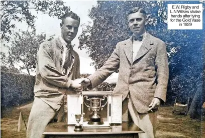  ?? ?? E.W. Rigby and L.N Wilkes shake hands after tying for the Gold Vase in 1929