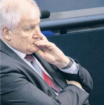  ??  ?? Das Vertrauen des deutschen Innenminis­ters Horst Seehofer in „seinen“Polizeiapp­arat scheint unerschütt­erlich zu sein. Das Thema des strukturel­len Rassismus kann und will er dort nicht sehen.