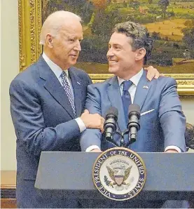  ?? AP ?? Equipo. Joe Biden con su asesor, el ex embajador Noah Mamet.