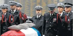  ?? BENOIT TESSIER/REUTERS–8/10/2019 ?? Paris. Policiais participam de enterro de colegas assassinad­os