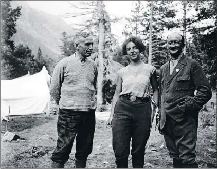  ?? © ARXIU FOTOGRÀFIC CENTRE EXCURSIONI­STA DE CATALUNYA ?? Arreu fent país Fabra i uns companys francesos als campaments Fabra, al Pallars (Alòs d’Isil, 1927-1935), i amb Pau Vila i Josep Iglésies a Montserrat, el dia Sant Jordi de 1936