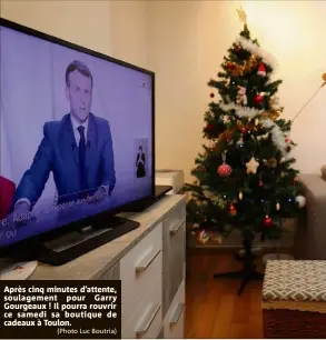  ?? (Photo Luc Boutria) ?? Après cinq minutes d’attente, soulagemen­t pour Garry Gourgeaux ! Il pourra rouvrir ce samedi sa boutique de cadeaux à Toulon.