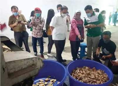  ?? GALIH WICAKSONO/JAWA POS ?? MENINGKAT: Plt Dirjen IKMA Reni Yanita bersama Direktur PT Hayumi Agro Indonesia Halim Wibowo (kanan) melihat produksi tepung porang.