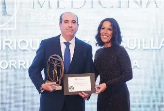  ?? ?? El Dr. Ruiz Veguilla recibe el premio de Pilar Rodríguez