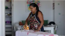  ??  ?? Siempre presente y mal pagadas: las empleadas domésticas en Brasil.