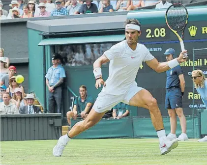  ?? FOTO: ALFONSO JIMÉNEZ ?? Rafa Nadal, tercer partido consecutiv­o este año en la central de Wimbledon, hoy frente al joven debutante Alex De Miñaur