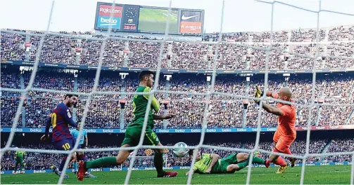  ?? JOSEP LAGO/AFP ?? RINDU MOMEN INI: Aksi striker Barca Lionel Messi (kiri) saat membobol gawang SD Eibar di Camp Nou (22/2) itu disaksikan 66.970 penonton.