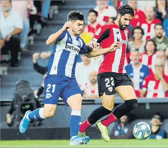  ?? FOTO: JUAN ECHEVERRÍA ?? Una derrota con mala imagen Martín intenta frenar a Raúl García durante el partido de la primera vuelta del Alavés frente al equipo rojiblanco en San Mamés