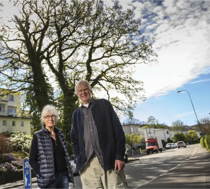  ?? Bild: Olof Ohlsson ?? Ulla och Olof Andersson har bott granne med den stora Skårseken i mer än 30 år. ”Det känns nästan som att man bor inne i själva trädkronan”, säger Ulla Andersson.