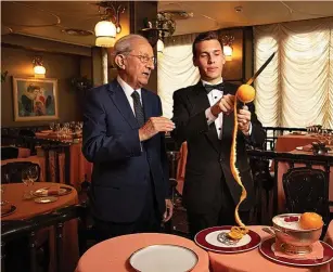  ?? ?? El famoso servicio de la naranja pelada en la sala de Via Veneto, con Josep Monje en primer término.
‘Erizos Cadaqués’ gratinados (1981).