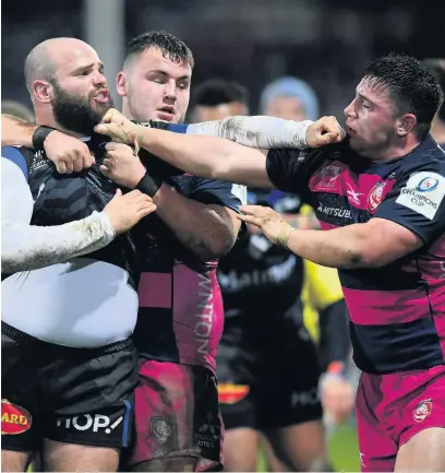  ??  ?? Gloucester’s Henry Walker has a disagreeme­nt with Castres’ Kevin Firmin