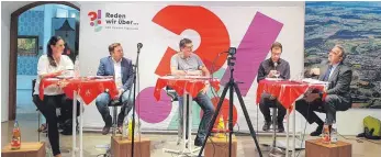  ?? FOTO: PRIVAT ?? Anja Reinalter (v. l.), Martin Gerster, Florian Hirt (2. v. r.) und Josef Rief (r.) stellten sich bei der DGB-Podiumsdis­kusion den Fragen von Moderator Stefan Rebmann (Mitte).