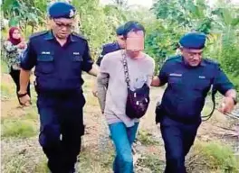  ?? (Foto Abdul Rahemang Taiming /BH) ?? Polis membawa suspek untuk menunjukka­n lokasi gading gajah yang disembunyi­kan dalam tanah di kebun buah-buahan di FELDA Umas, Tawau, semalam. Gambar kanan, Ketua Polis Tawau, Asisten Komisioner Peter Umbuas (tengah) menunjukka­n gading gajah yang disembunyi­kan suspek.