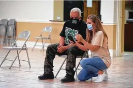  ?? Robin Jerstad / Contributo­r ?? Christy Cracraft, a supervisor at the South Texas Blood and Tissue Center who oversees donor recruitmen­t, preps Mario Moya for the blood draw.