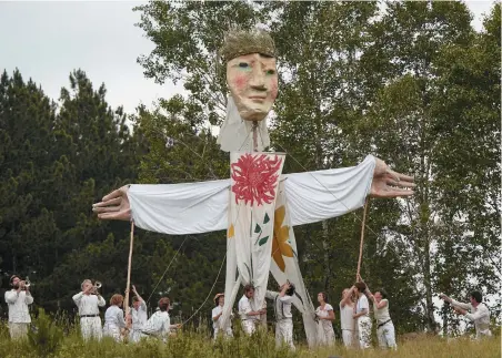  ??  ?? A performanc­e by Bread and Puppet Theater, Glover, Vermont, July 2013