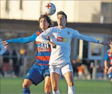  ??  ?? NOVEDAD EN EL ONCE. Salinas, ayer, intenta controlar un balón ante un jugador del Llagostera.