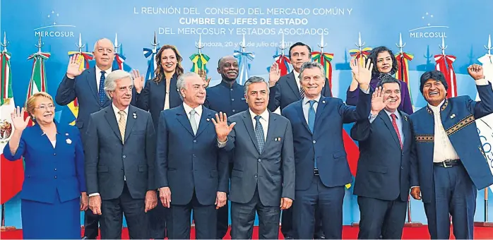  ?? (DYN) ?? Postal de familia. Los presidente­s y cancillere­s del Mercosur y países que se sumaron a la Cumbre de Mendoza no lograron una postura unificada sobre Venezuela.