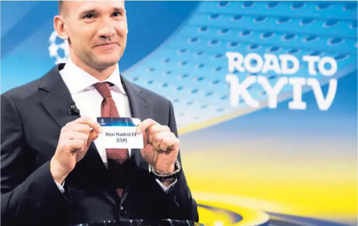  ?? JEAN-CHRISTOPHE BOTT/KEYSTONE VÍA AP ?? Andriy Shevchenko muestra el nombre del Real Madrid durante el sorteo de las semifinale­s de Champions realizado este viernes en Nyon, Suiza.