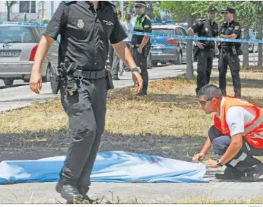  ?? PASCUAL ?? Un sanitario cubre el cuerpo sin vida de Miriam Tamayo, en junio de 2013.