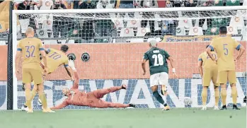  ??  ?? El francés Andre-Pierre Gignac (10) marcó de penalti el gol que le diera a Tigres el pase a la final del Mundial de Clubes.