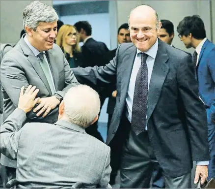  ?? JULIEN WARNAND / EFE ?? Luis de Guindos saluda al portugués Mário Centeno y al alemán Wolfgang Schäuble a su llegada a Luxemburgo