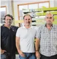  ?? Foto: Ute Krogull ?? Die Brüder Ulrich, Peter und Anton Plet schacher (von links) investiere­n in den Dasinger Firmensitz.