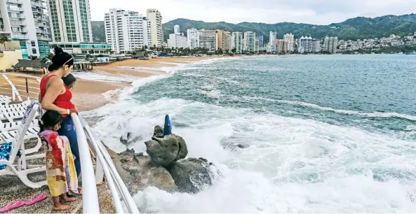  ??  ?? En Acapulco, Guerrero, seis hoteles y 38 restaurant­es de playa fueron afectados por el alto oleaje y los vientos del huracán Bud. En Zihuatanej­o y Coyuca de Benítez quedaron con daños 122 comercios.
