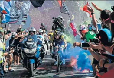  ??  ?? El Alpe d’Huez volvió a congregrar a miles de aficionado­s: los colombiano­s no pudieron vibrar con Nairo y los ciclistas sufrieron a los que llevaron bengalas.